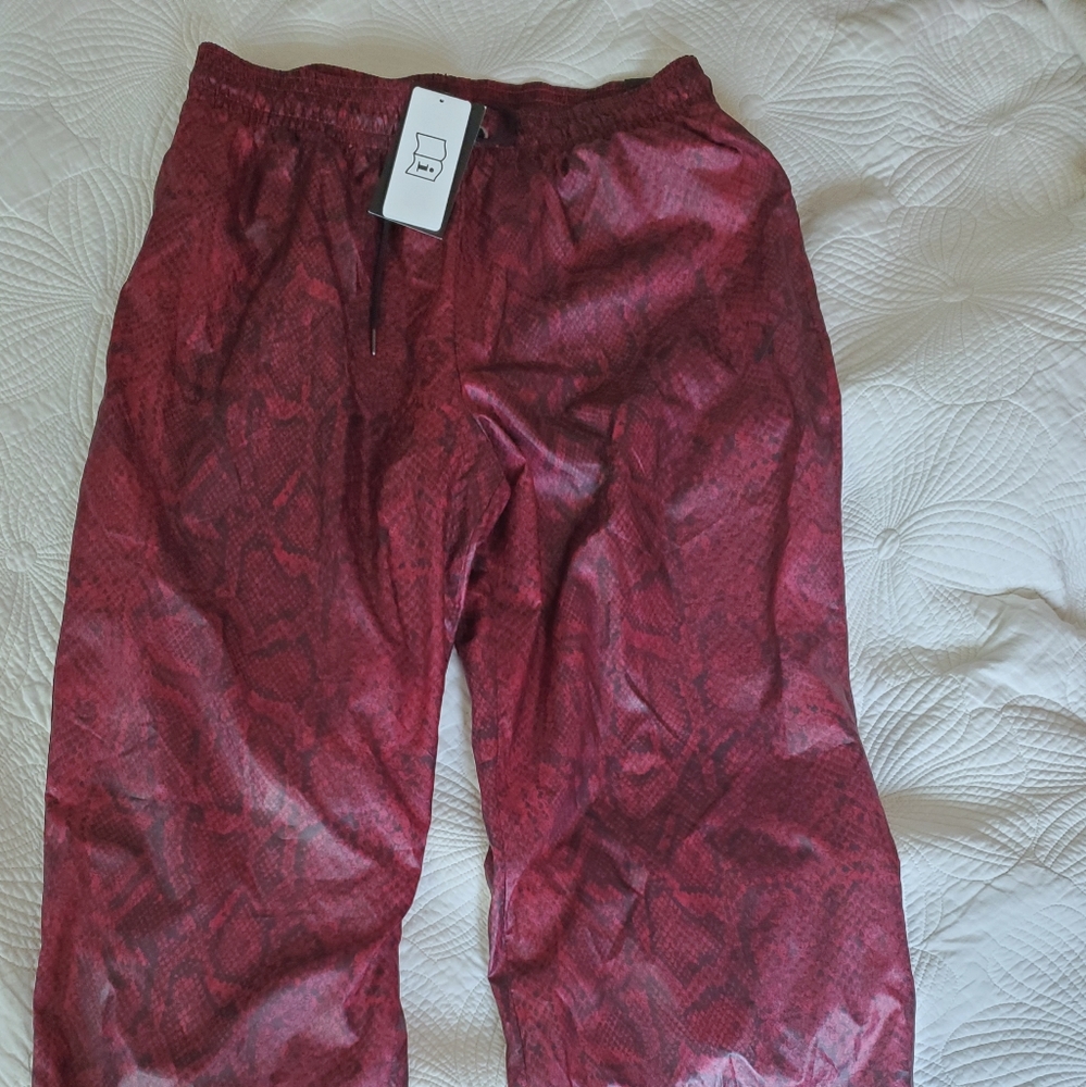 NWT❗Nike NSW Skakeskin Joggers